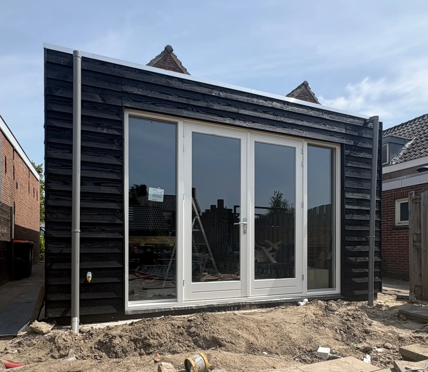 Houten aanbouw met grote glazen pui