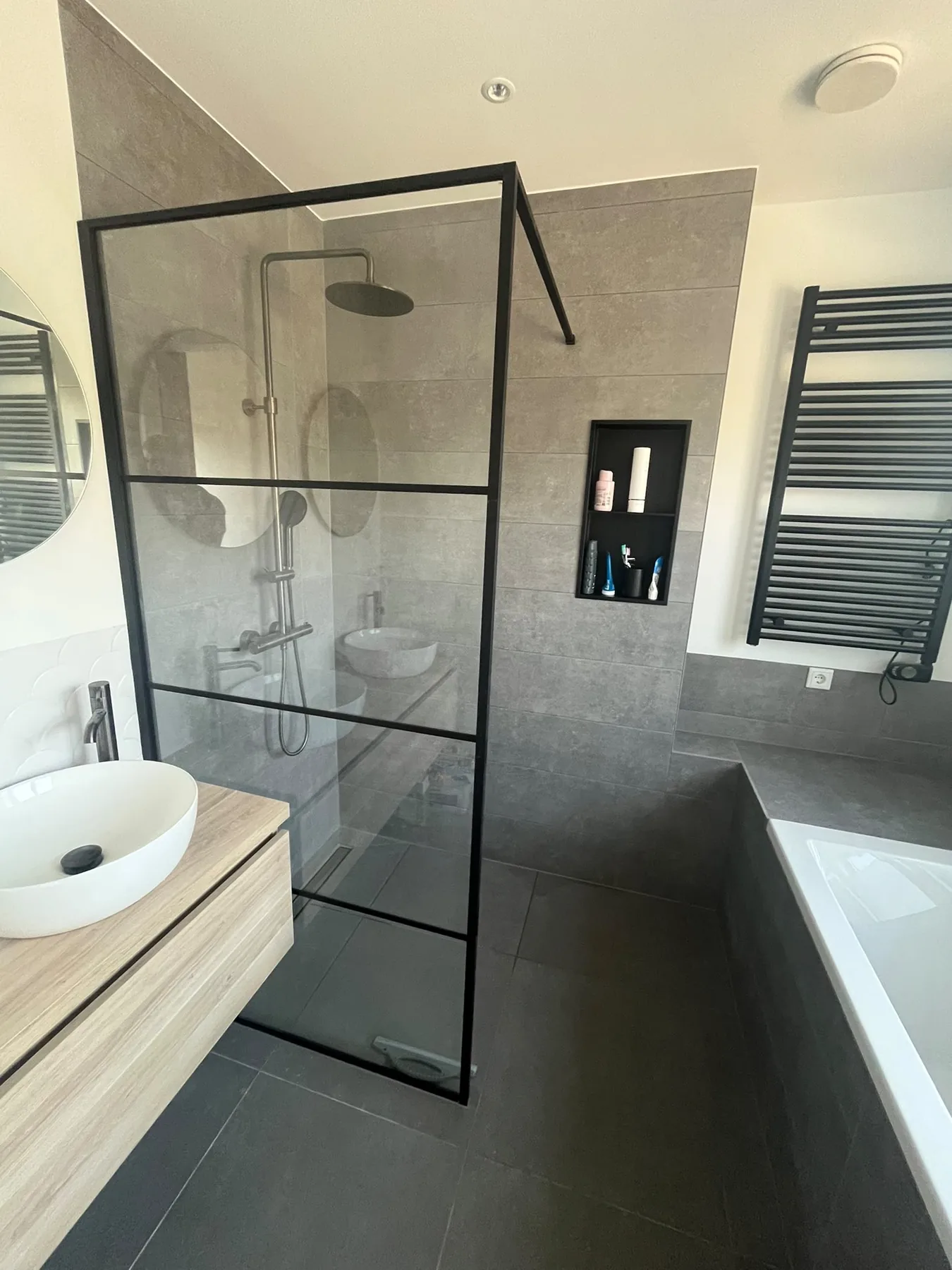 Afgeronde badkamer door HT Bouw B.V.