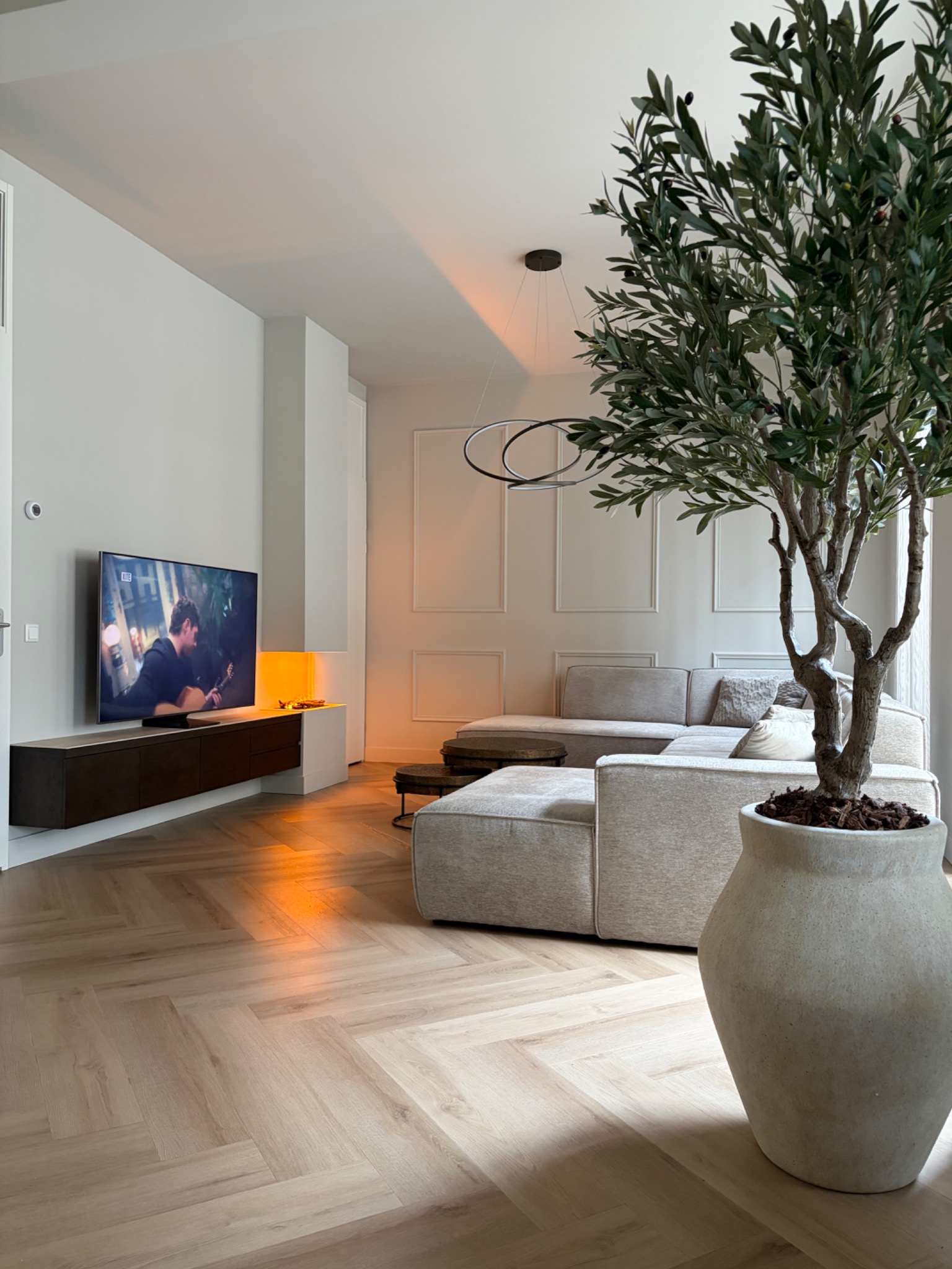 Sfeervolle woonkamer na woningrenovatie en styling