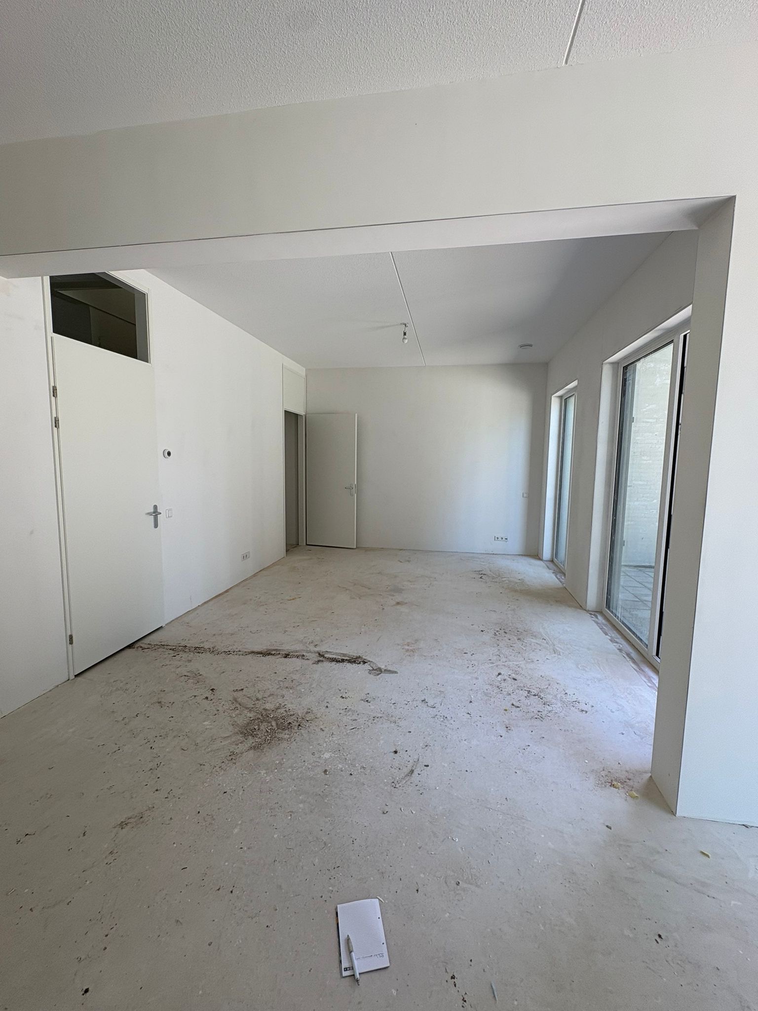 Kale nieuwbouw woonkamer voor de afwerking